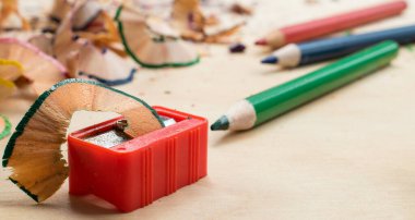 Plastik kalem açacağı ve renkli kalemler.