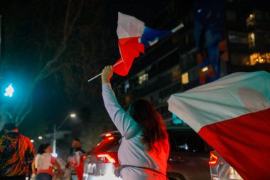 Solcu bir anayasanın reddedilmesini kutlayan bir kadın.