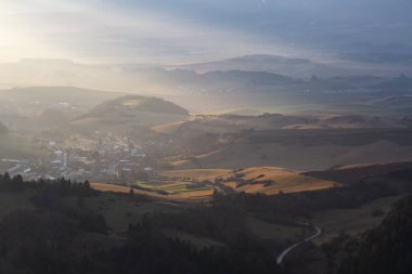 Velka Fatra dağ sırası Slovakya 'dan Turiec havzasının manzarası.