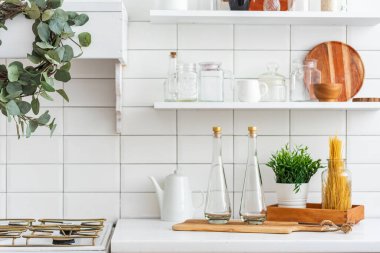 Boş bir şişe su ya da şarap Parlak bir mutfaktaki masada