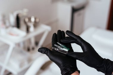 Kozmetoloji ofisinde bir erkek doktor.