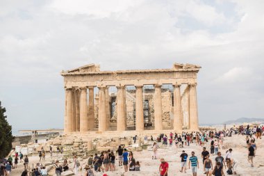 Parthenon 'da turistlerle dolu bir yaz günü.