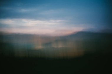 Sunset Soft Focus 'taki soyut Dağ Manzarası