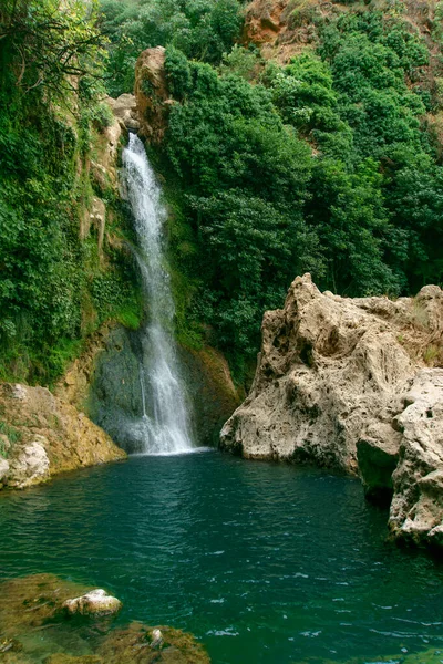 Cascada Sobre Una Piscina Natural Para Bañarse Aguas Cristalinas —  Fotos de Stock