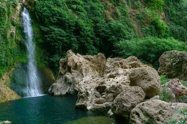 Cascada Sobre Una Piscina Natural Para Bañarse Aguas Cristalinas —  Fotos de Stock