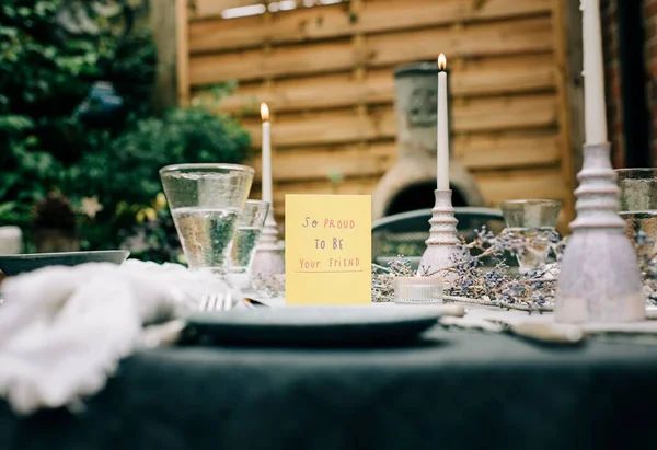 Süslü Bir Masada Arkadaşlığımızı Kutlamak Için Bir Kart — Stok fotoğraf