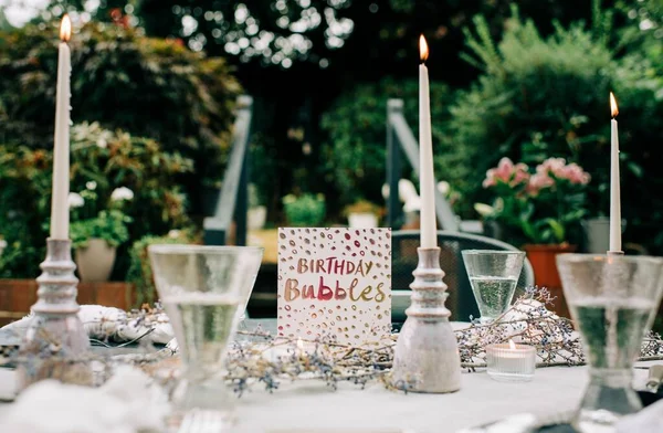 Süslü Bir Yemek Masasında Doğum Günü Kartı — Stok fotoğraf