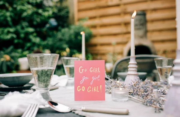 Tebrik Kartı Dekore Edilmiş Bir Yemek Masasında Kadınları Kutluyor — Stok fotoğraf