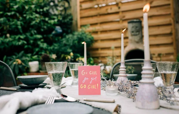 Kadınları Süslü Bir Yemek Masasında Kutlama Kartı — Stok fotoğraf