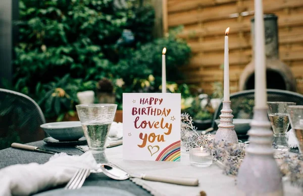 Süslü Bir Masada Doğum Günü Kartı — Stok fotoğraf