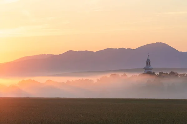 Церковь Села Прибовце Окутана Утренним Туманом Словакия — стоковое фото