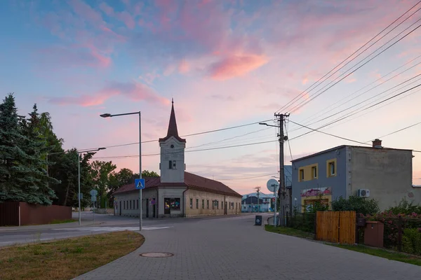 Townhall Pribovce Vilage Uma Manhã Nebulosa Eslováquia — Fotografia de Stock