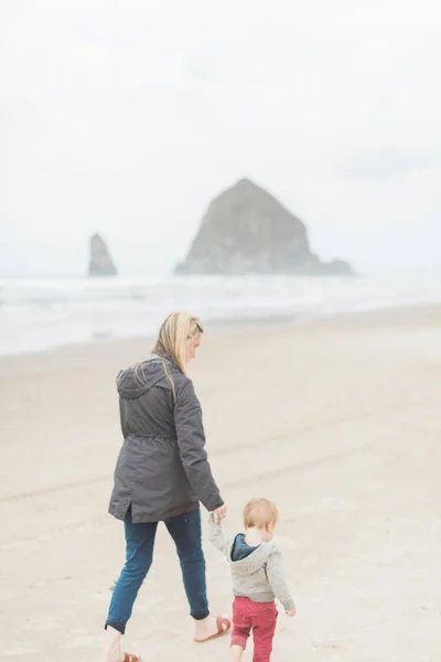 Madre Caucasica Figlio Bambino Camminano Lungo Cannon Beach — Foto Stock