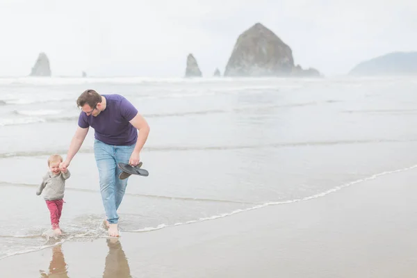 Père Fils Tout Petit Marchent Dans Eau Cannon Beach Riant — Photo