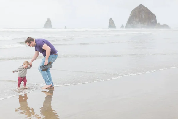 Caucasian Father Toddler Son Play Water Cannon Beach — Stock Photo, Image