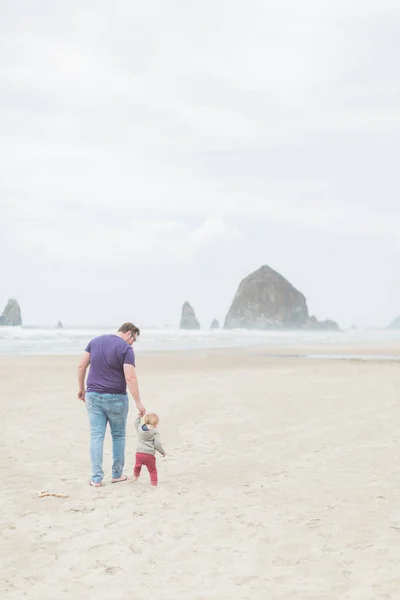 Year Old Father Toddler Son Walk Cannon Beach Oregon — Stock Photo, Image