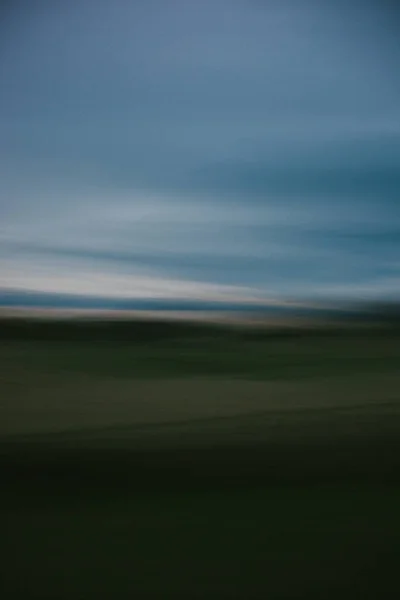 概要青空に対する緑豊かな田園風景 — ストック写真