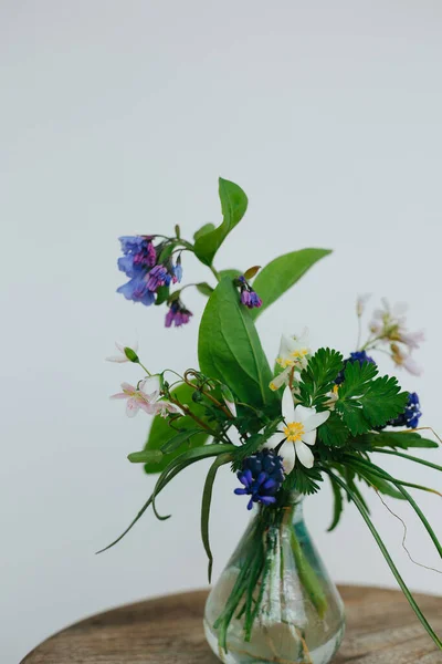 Життєдайна Ваза Польових Квітів Проти Білого Фону — стокове фото