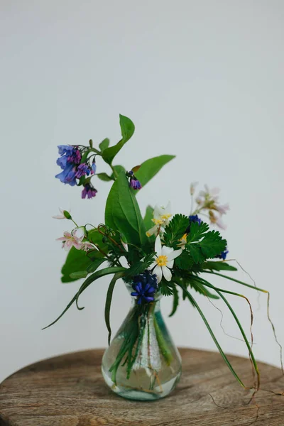 Stillleben Einer Vase Mit Wildblumen Vor Weißem Hintergrund — Stockfoto
