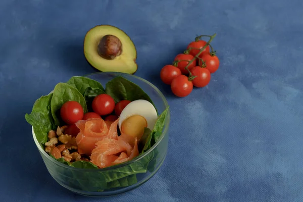 Tazón Con Tomate Cherry Aguacate Huevo Salmón Nueces Dieta Keto —  Fotos de Stock