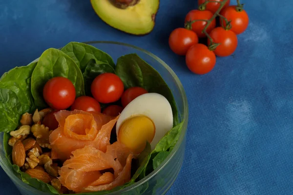 Bol Avec Tomate Cerise Avocat Oeuf Saumon Noix Régime Keto — Photo