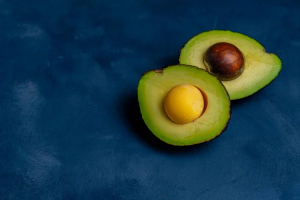 Avokado Skuren Hälften Blå Abstrakt Bakgrund — Stockfoto