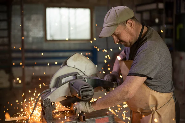 作業場で金属を切る ガレージで男の仕事だ 製作内容 — ストック写真
