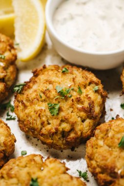 Taze maydanozlu yengeç kekleri yakın plan.