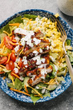 Çiftlik soslu BBQ Tavuk Salatası