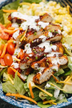 Yüksek açılı, yakın plan BBQ Tavuk Salatası