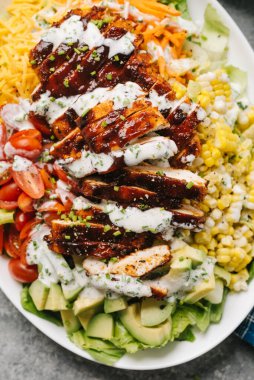 Ranch Sressing 'li ızgara tavuk salatası.
