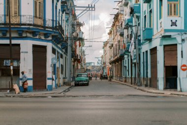 Eski Havana, C 'nin renkli caddesinde park edilmiş yeşil renkli bir araba.