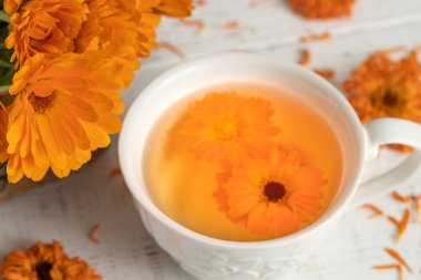 Beyaz bardakta Calendula çayı