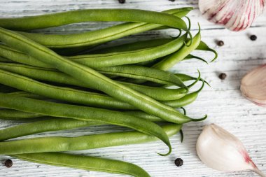 Beyaz mutfak tahtasında yeşil fasulye