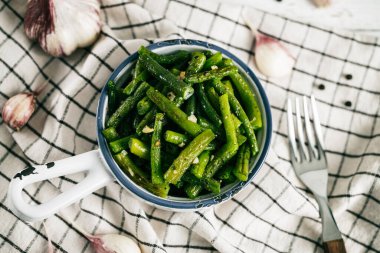 Keten havlunun üstünde fırında yeşil fasulye.