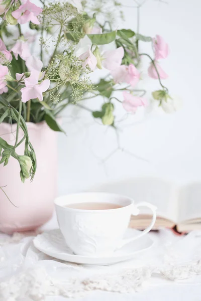Bílý Čaj Pohár Květinami — Stock fotografie