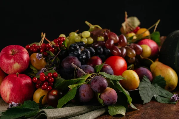 Csendes Élet Őszi Gyümölcsök Bogyók Egy Sötét Háttér — Stock Fotó