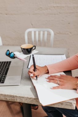 Defterde yazan genç ve profesyonel kadınların dörtte üçü