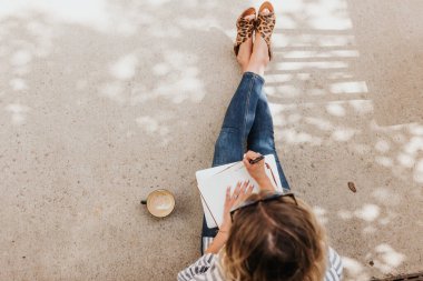 Dışarıdaki not defterine profesyonel kadın yazısının genel görünümü