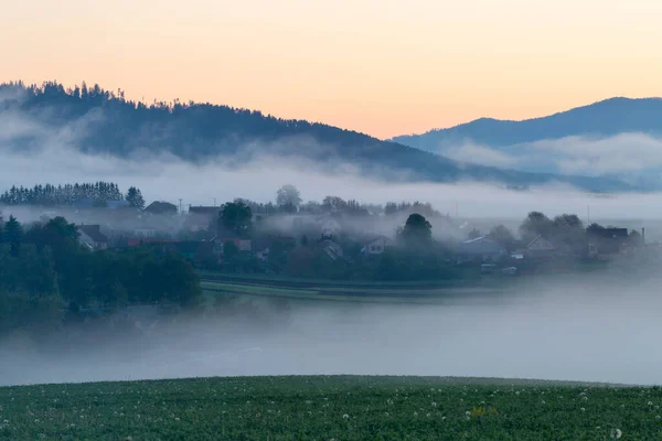 Vista Mattutina Del Villaggio Slovenske Pravno Avvolto Nella Nebbia — Foto Stock