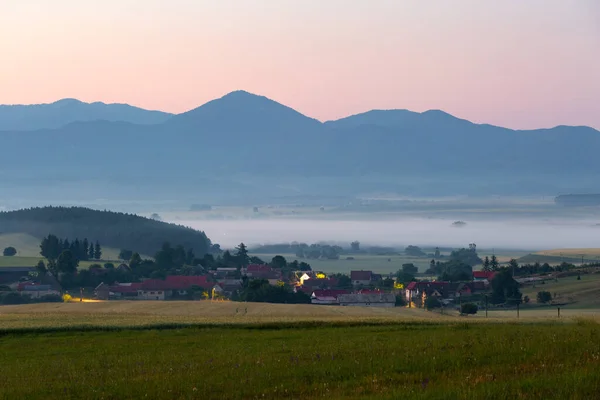 スロバキアのOndrasova村の朝の霧 — ストック写真