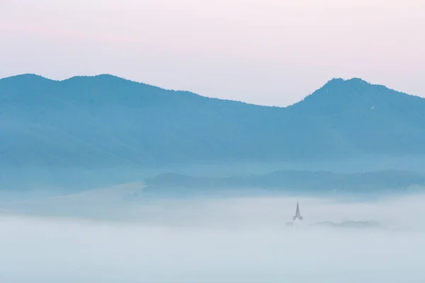 Misty Rural Landscape Turciansky Dur Vilage Eslovaquia — Foto de Stock