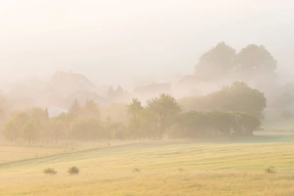 Mist Socovce Dorp Een Zomerochtend Slowakije — Stockfoto