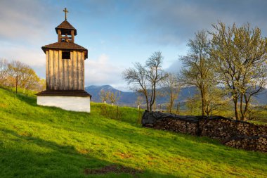 Slovakya 'nın Nolcovo köyündeki tarihi çan kulesi.