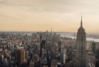 Manhattan 'ın ufuk çizgisi New York şehrinin gün batımını gösteriyor