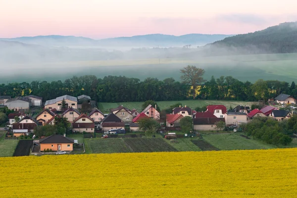 Paisagem Rural Enevoada Valca Vilage Eslováquia — Fotografia de Stock