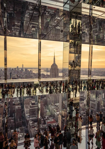 Pôr Sol Arranha Céu Nova York Reflete Pessoas — Fotografia de Stock