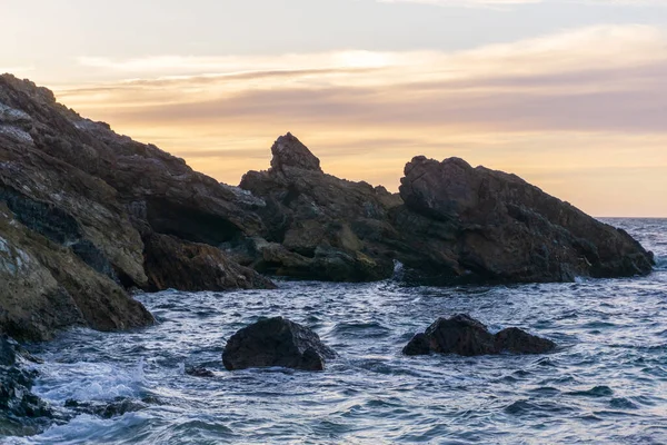 Skały Wybrzeżu Oceanu Atlantyckiego Wieczorem Zachodzie Słońca — Zdjęcie stockowe