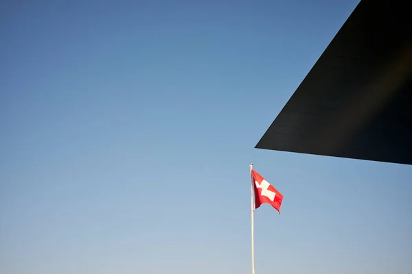 Zwitserse Vlag Tegen Blauwe Lucht — Stockfoto