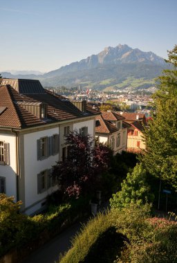 Dağ tepesine yakın sakin bir kasaba.